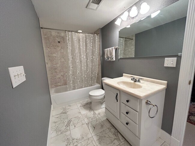 Building Photo - Spacious 4-Bedroom House Near Open Space in Heatherwood, Boulder