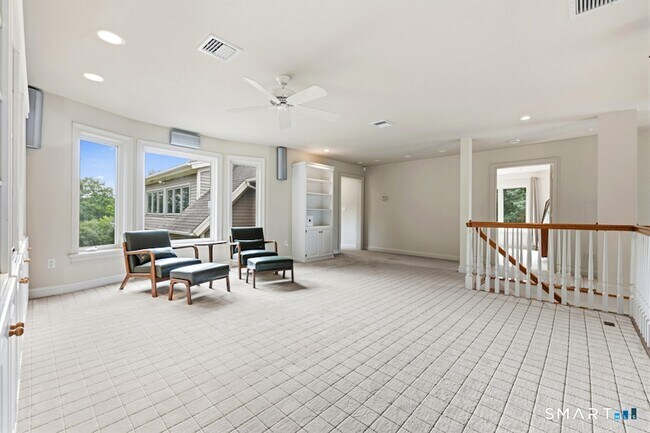 Building Photo - 12 Fox Run