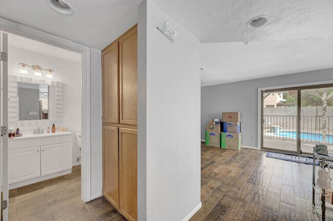 Building Photo - 3 bedroom home with pool!!