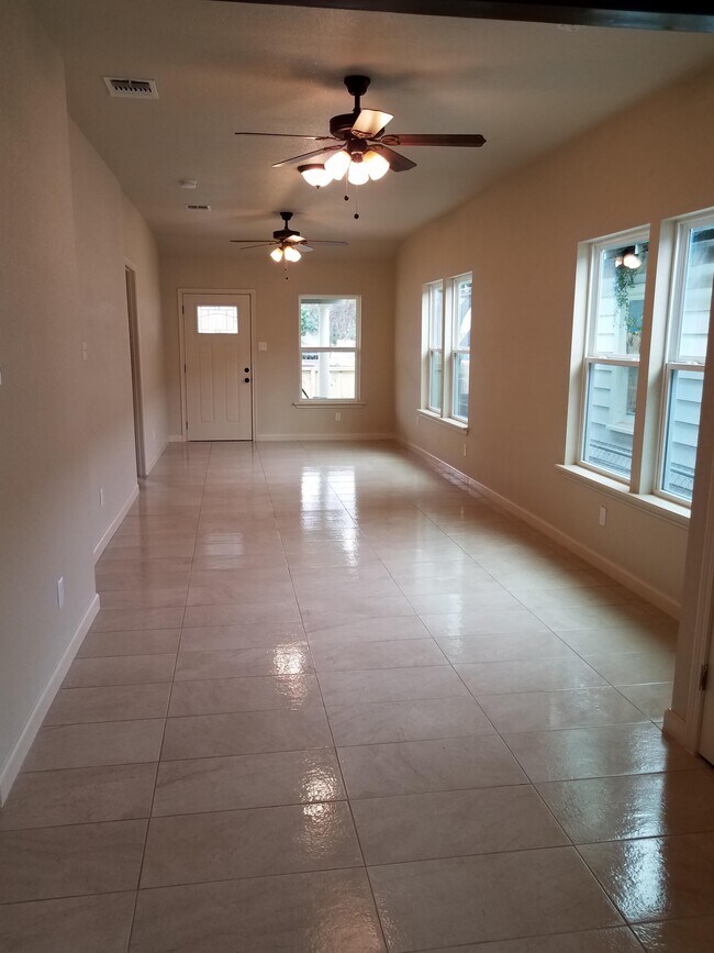 Building Photo - 1016 Center St