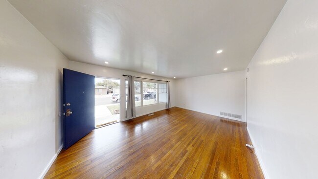 Building Photo - Nice Patio, Private Yard on Mary Lane! (Le...