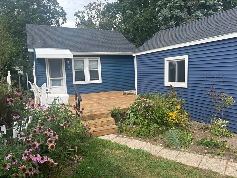Primary Photo - 719 Hawthorn Ave