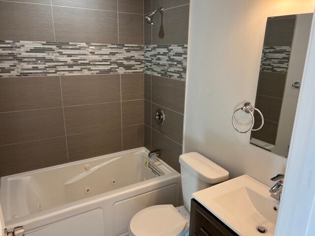 Empty Ensuite bathroom - 217 S Regester St