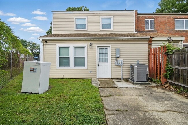 Building Photo - Mangold Real Estate - Conveniently Located...