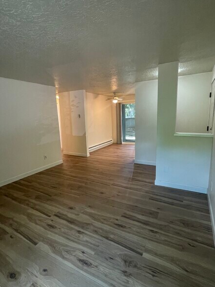 Building Photo - 650 SW Meadow Dr