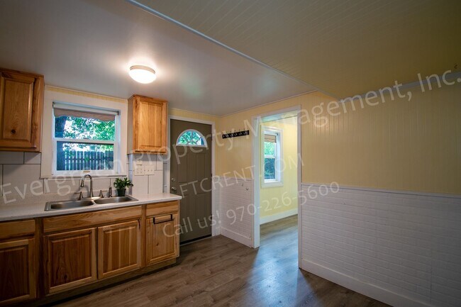 Building Photo - Updated Garden Level Apartment in Central ...