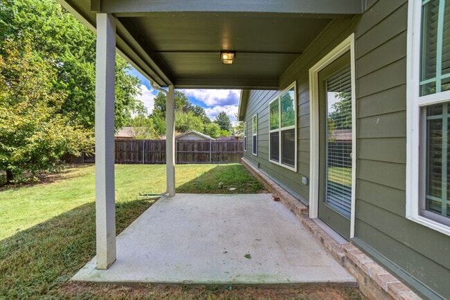 Building Photo - Cutest 3/2/2 Craftsman Style Home!