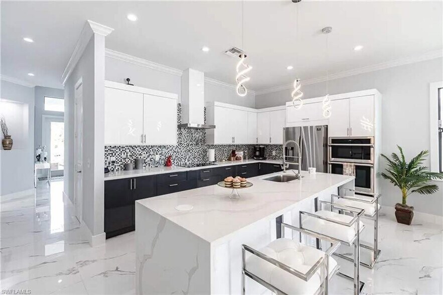 Building Photo - 656 108th Ave N