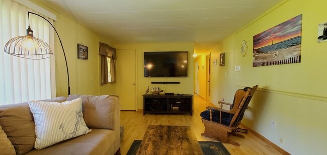 Building Photo - Charming 3-Bedroom, 1.5-Bathroom Fully Fur...