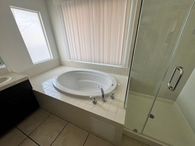 Building Photo - $4,500 - 4 Bed 2.5 Bath House located in G...