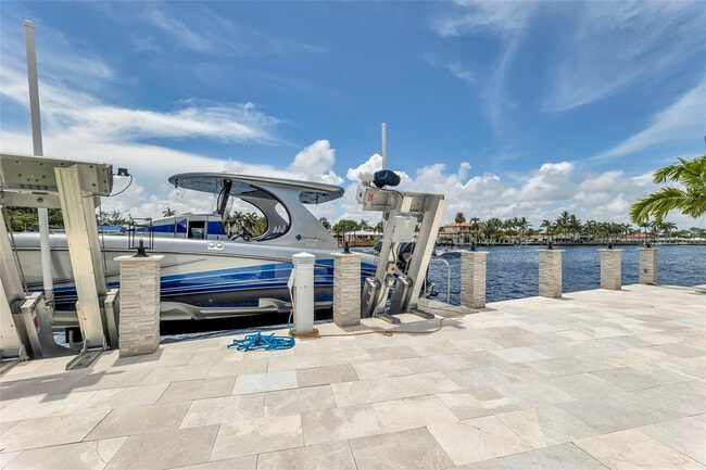 Building Photo - 2005 N Riverside Dr