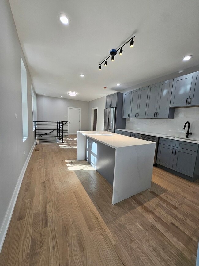 Building Photo - 901 N Francisco Ave