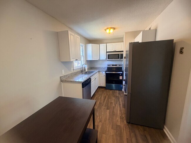 Building Photo - 5516 Lakeshore Dr
