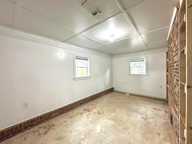 Building Photo - 2401 Woodleaf Dr