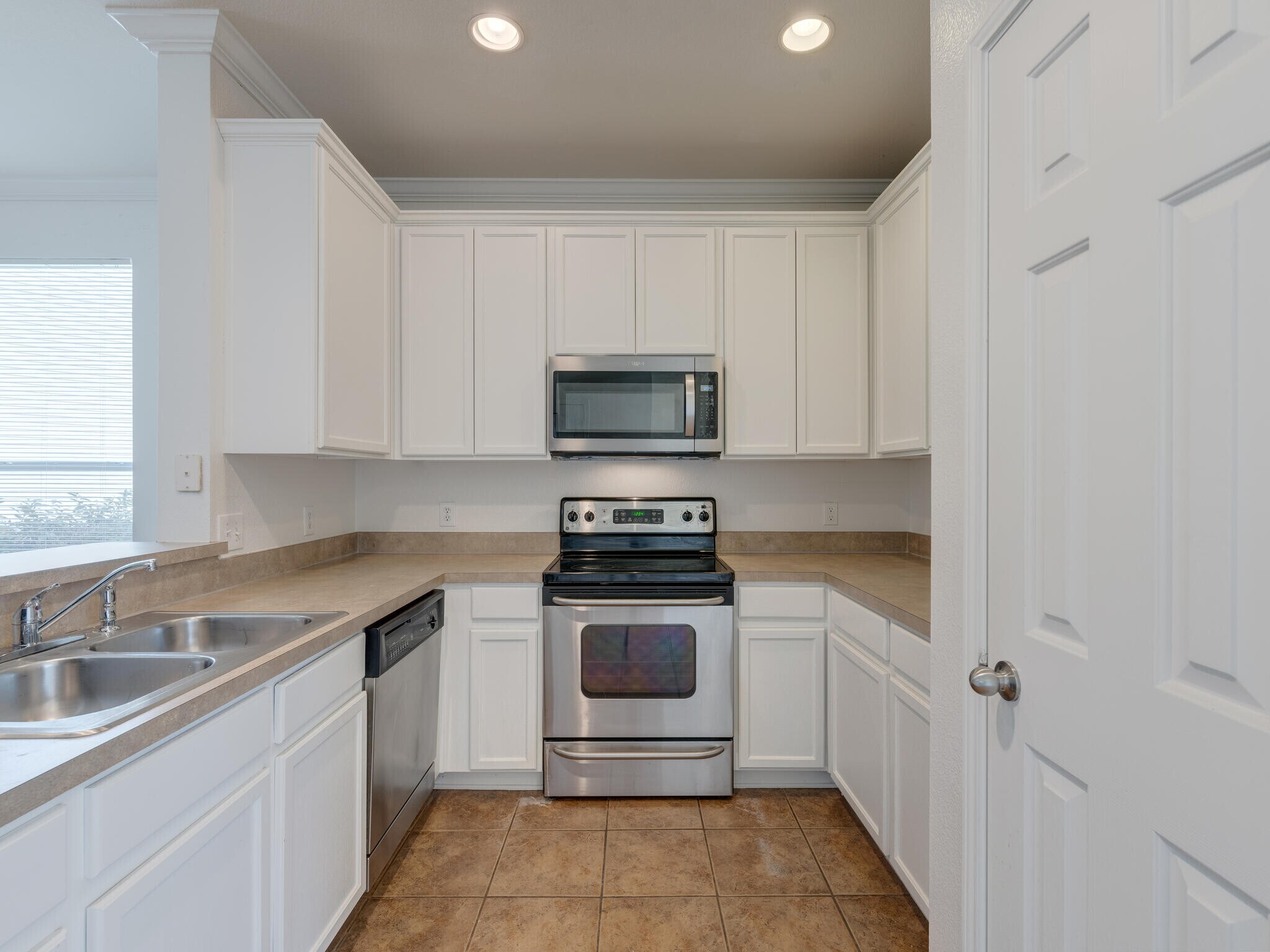 Stainless steel stove and oven - 10528 Astor Dr