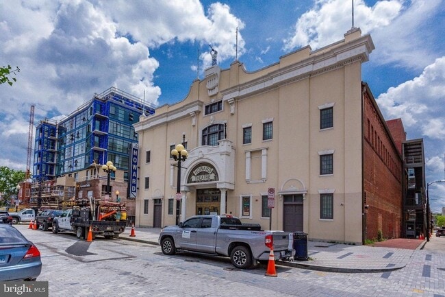 Building Photo - Gorgeous Rowhome Walking Distance to Colum...
