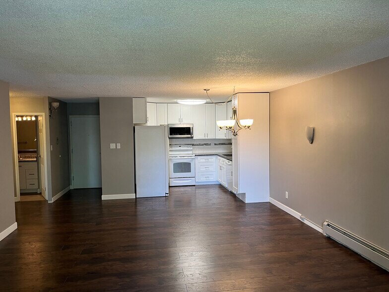 great room - 3450 S Poplar St