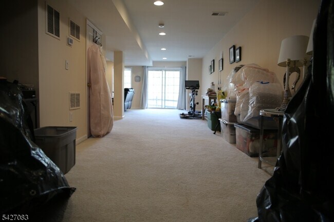 Building Photo - 18 Rosewood Ct