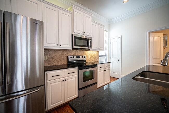 Building Photo - 3119 Fairdale Oaks E