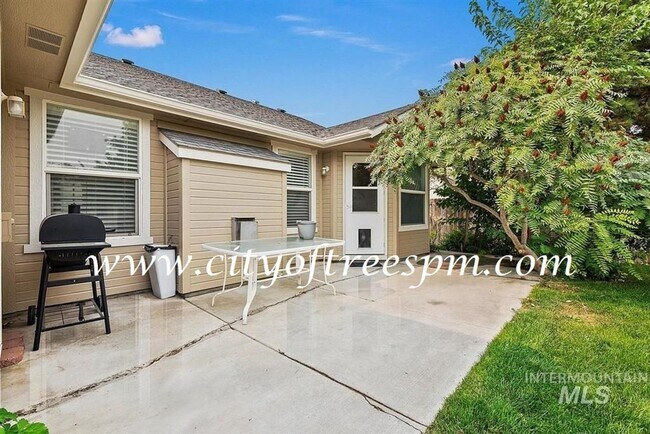 Building Photo - Fantastic 4 bed 2 Bath, 3 Car Garage with ...