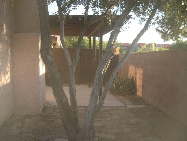 Building Photo - 4310 Caliente St