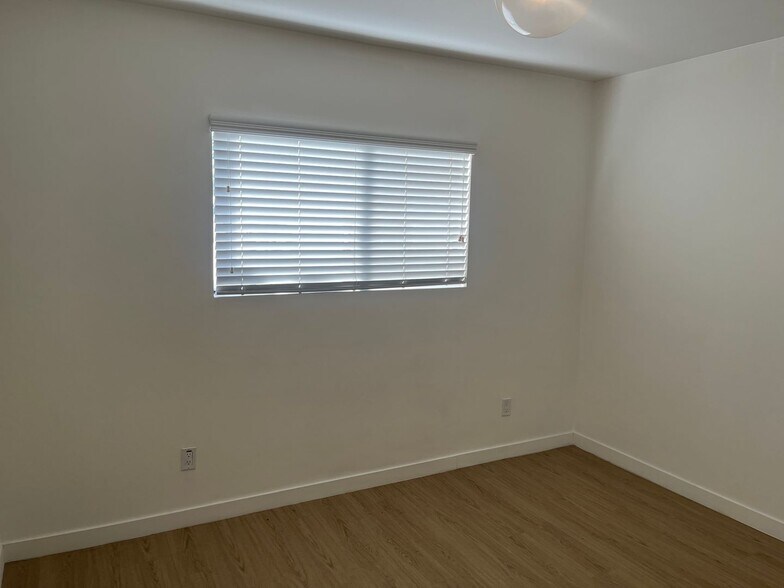 Building Photo - 255 S Ave 55