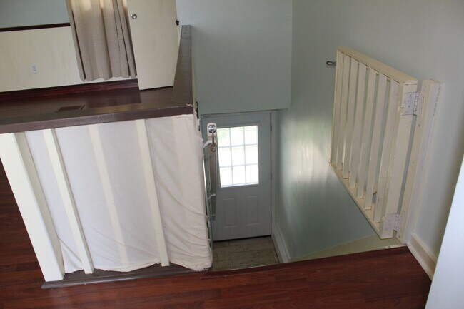 Building Photo - Beautiful 3 bedroom Lakefront Home