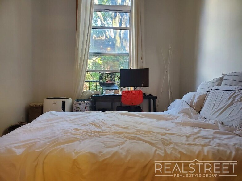 Building Photo - Stunning 2BR apartment with Private Terran...