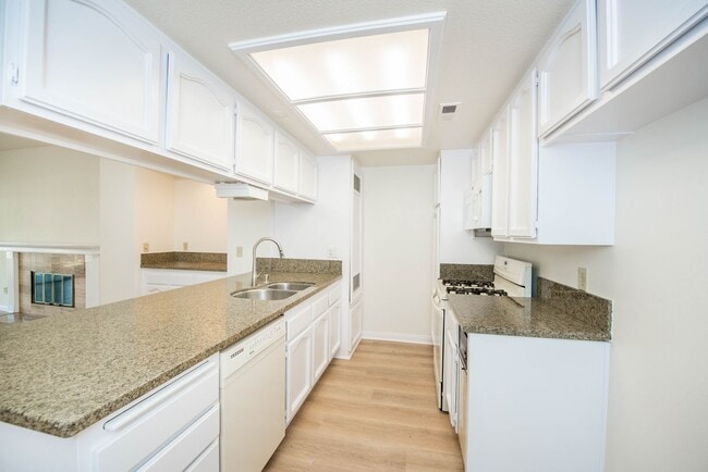 Building Photo - Updated 2 BR- 2 BA in FOUNTAIN VALLEY