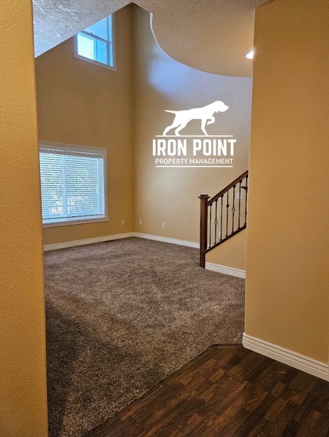 Building Photo - 3/2.5 in Boise-2 Car Garage, Fireplace, Vaulted Ceilings, Landscaping Included.