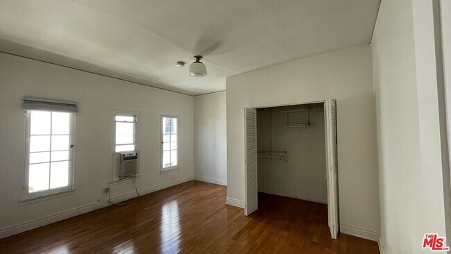 Building Photo - 444 N Sycamore Ave