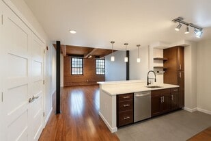 Building Photo - 130 John St