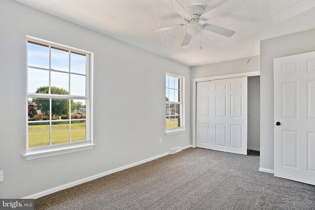 Building Photo - 307 Meeting House Ln