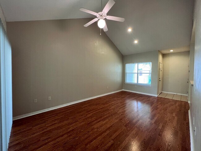 Building Photo - 1/1 Condo in the Greens at West End - Available mid-June!