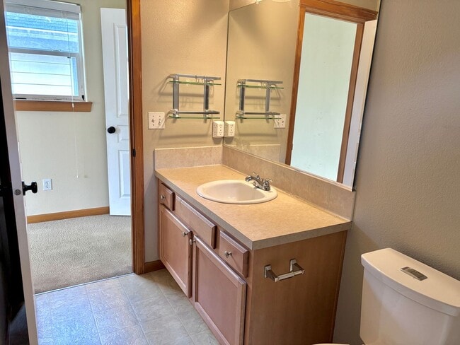 Building Photo - Montavilla 3 bed, 2 1/2 bath house