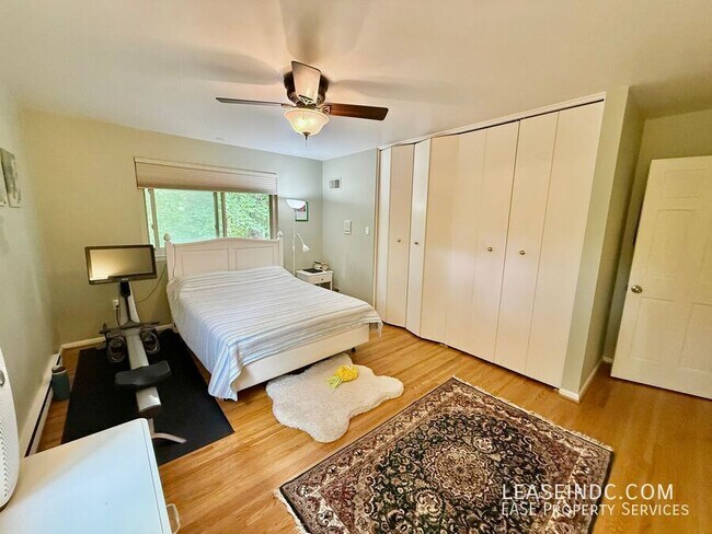 Building Photo - 6424 Hollins Dr