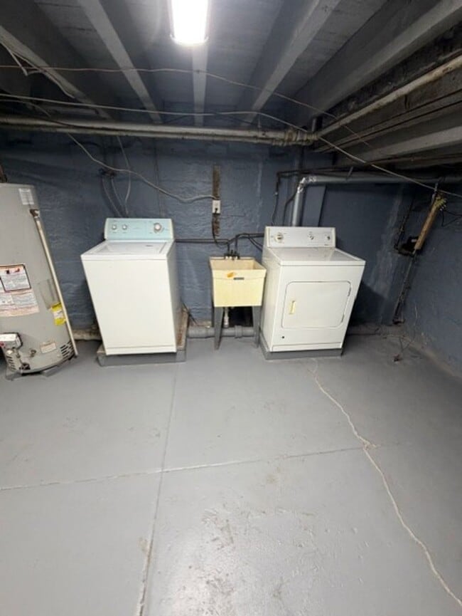 Building Photo - Spacious 3 Bedroom Grays Ferry