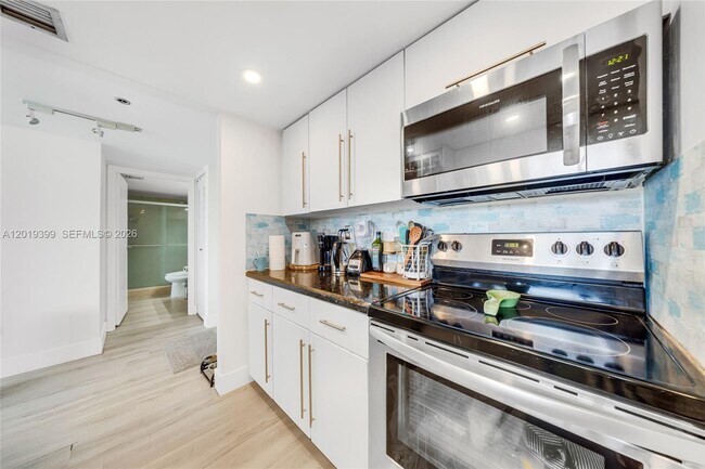 Building Photo - 7601 E Treasure Dr