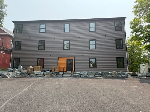 Building Photo - 64 Pine St