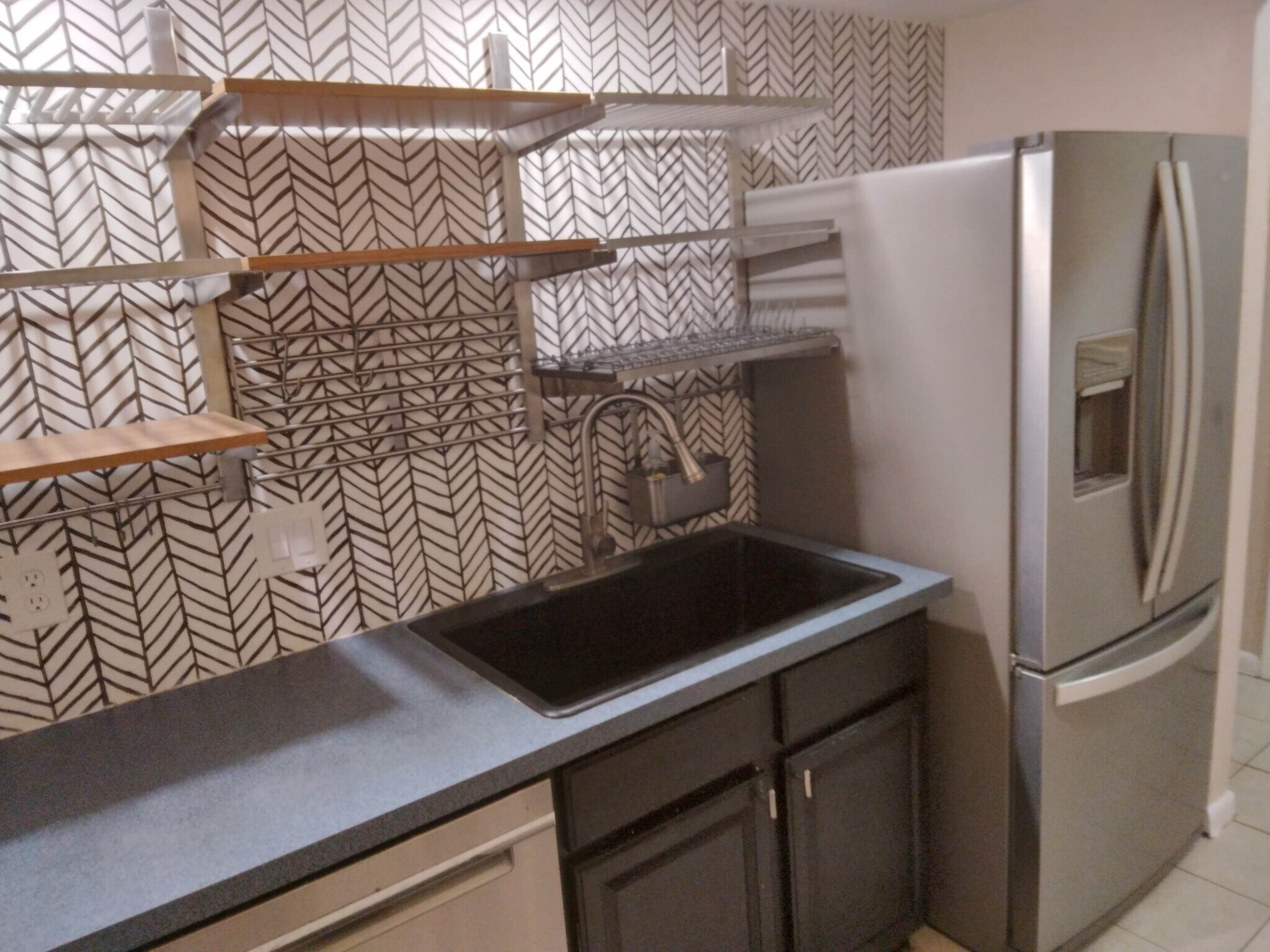 stylish kitchen, huge 1 well sink, modern Refrigerator - 4415 NW 41st Plz