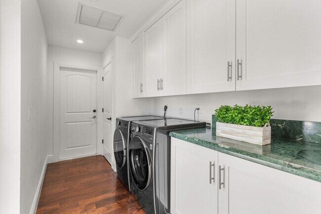 Building Photo - 6130 Ridge Ln