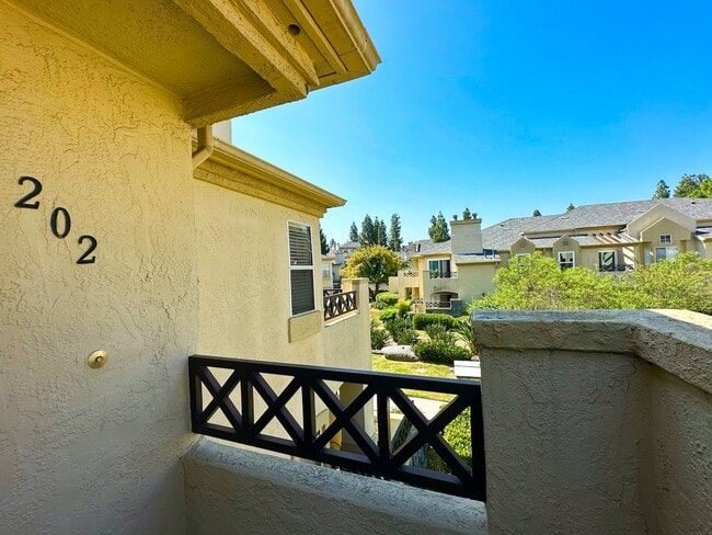Building Photo - Lovely Spacious Eastlake Condo