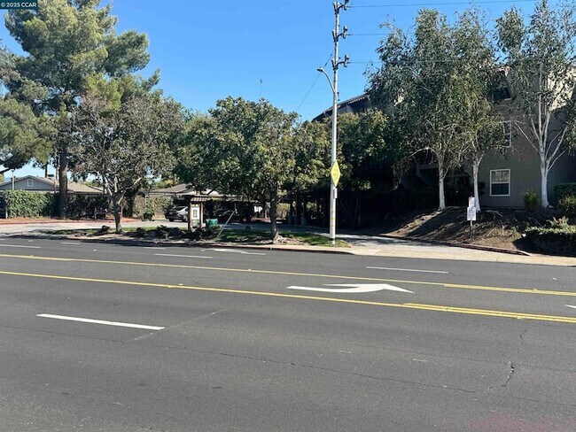 Building Photo - 1085 Murrieta Blvd