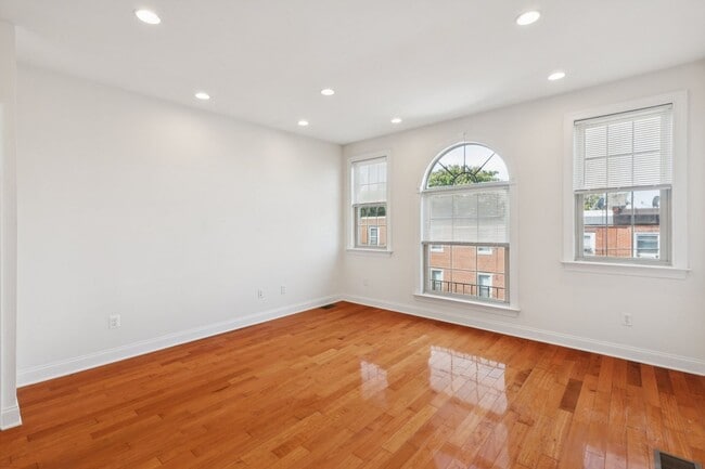 Building Photo - Beautiful 3 bedroom house with Private bac...