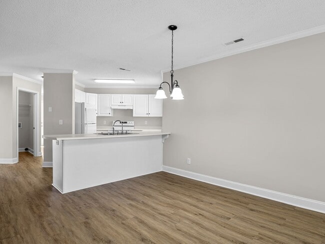 Building Photo - Freshly Renovated 2 BR, 2 BA Townhome, Loc...