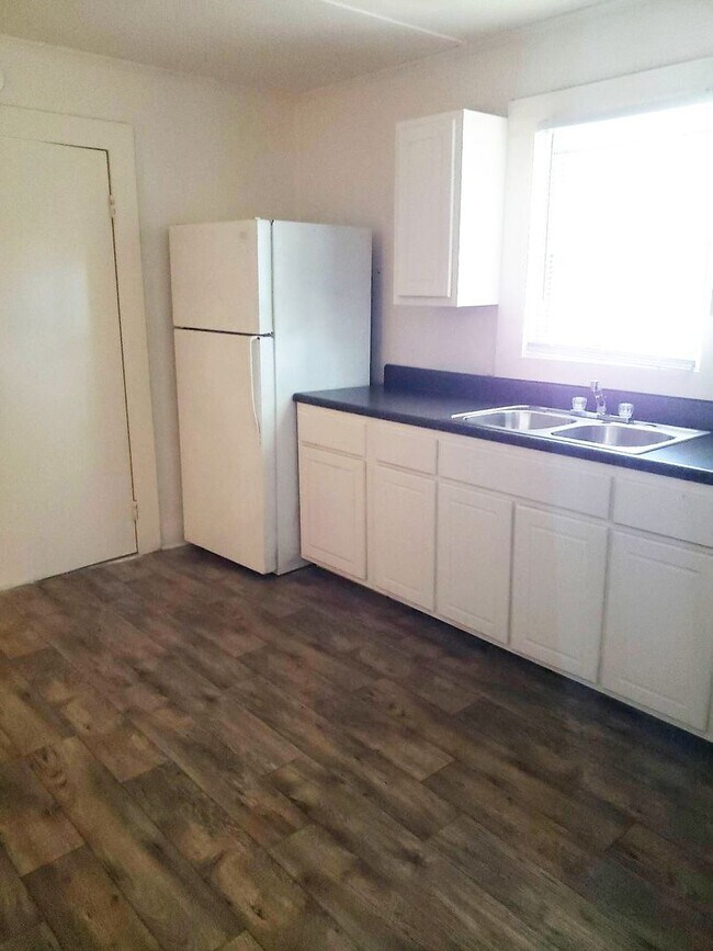 Building Photo - 1500 W 4th St