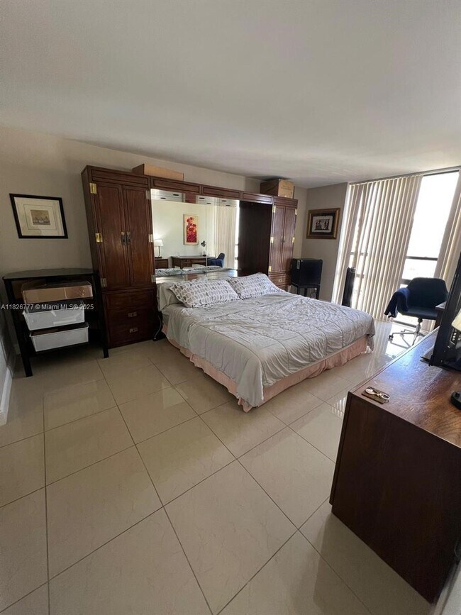 Building Photo - 1450 Brickell Bay Dr