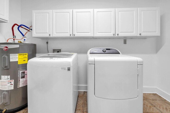 Building Photo - 1020 Pinetree Rd