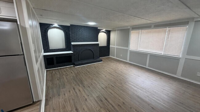 Building Photo - 1430 Golden Dr