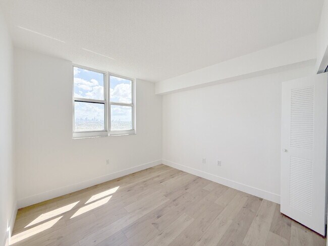 Building Photo - Rare 2/2 Corner Penthouse with Panoramic Lagoon Views from Every Room – Available Now!